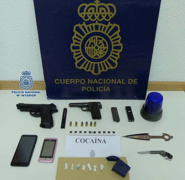 Efectos intervidos a dous detidos en Ribeira por ameazar a unha persoa cunha arma.. POLICÍA NACIONAL / Europa Press