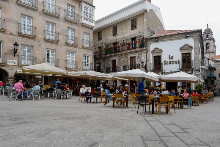 Varias persoas nunha terraza de Vigo, a 26 de xuño de 2021. Marta Vázquez Rodríguez - Europa Press 