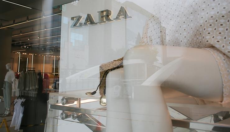 Unha tenda de Zara no centro de Madrid, o día que Inditex anunciou que acometerá 56 peches durante o verán, a 13 de maio de 2021, en Madrid (España).. Cézaro De Luca - Europa Press / Europa Press