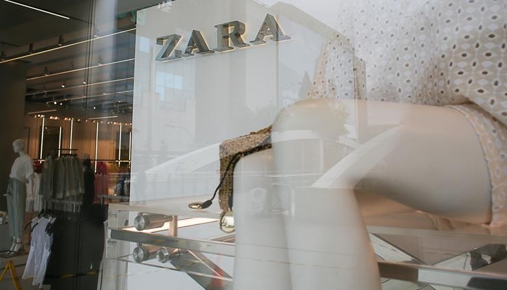 Unha tenda de Zara no centro de Madrid, o día que Inditex anunciou que acometerá 56 peches durante o verán, a 13 de maio de 2021, en Madrid (España).. Cézaro De Luca - Europa Press