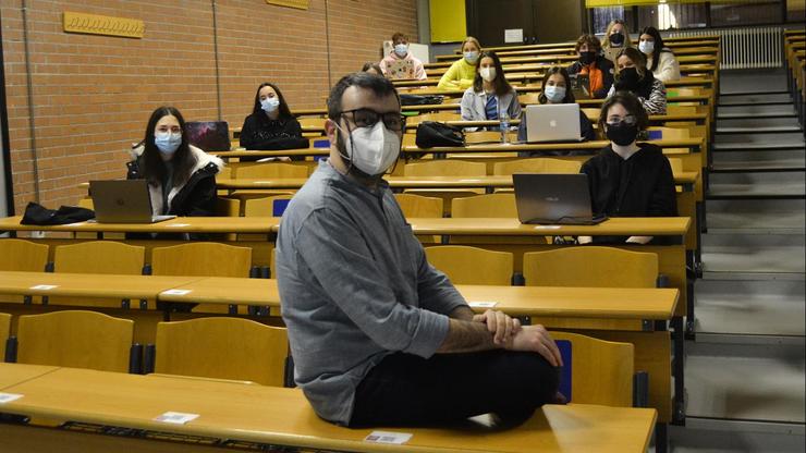 O profesor Alberto Dafonte, coordinador do traballo, xunto con varios alumnos participantes no proxecto - UVigo