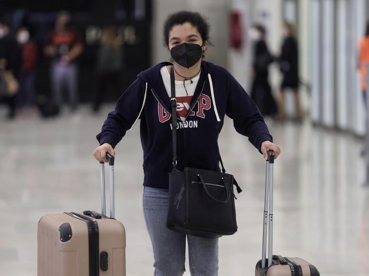 Unha moza coas súas maletas chega á terminal T4 do Aeroporto Adolfo Suárez. Eduardo Parra - Europa Press / Europa Press