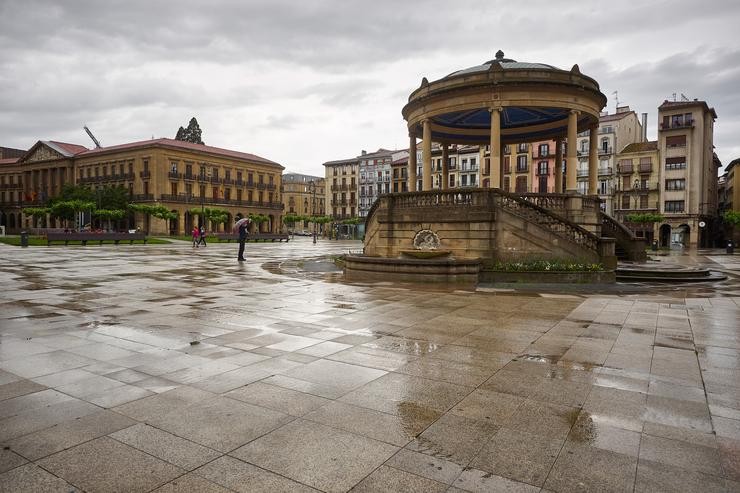 Arquivo - Choiva Praza do Castelo de Pamplona, a 10 de maio de 2020.. Eduardo Sanz / Europa Press - Arquivo / Europa Press