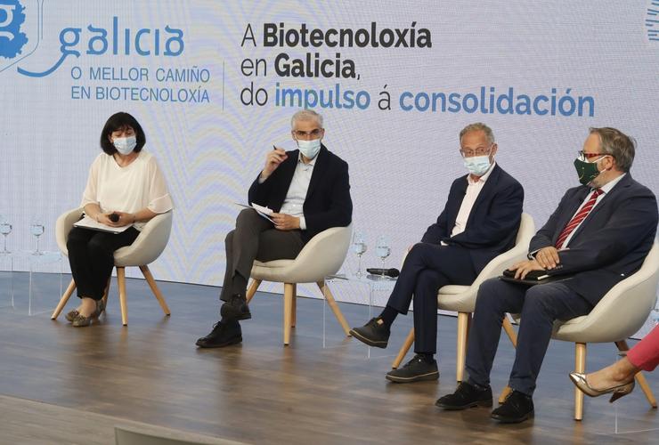 O vicepresidente segundo e conselleiro de Economía da Xunta, Francisco Conde; a presidenta do clúster Bioga, Carmen Pampín; e o catedrático e investigador Ángel Carracedo, na presentación da estratexia galega de biotecnoloxía 2021-2025 / Xunta.