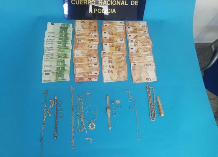 Efectos interceptados á coidadora dun matrimonio maior que lles subtraeu xoias e diñeiro en Monforte de Lemos (Lugo).. POLICÍA NACIONAL / Europa Press