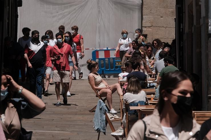 Varias persoas na terraza dun bar, na Rúa da Raíña, a 6 de xuño de 2021, en Santiago de Compostela.. César Arxina - Europa Press