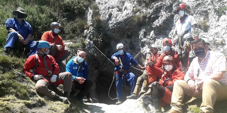 Espeleologos que participaron na limpeza das covas do Pico Sacro / remitida