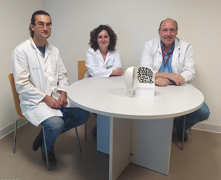 O investigador Carlos Spuch, o xefe do servizo de Saúde Mental da área Sanitaria de Vigo, José Manuel Oliveirais; e a enfermeira Carmen Vallejo. SERGAS / Europa Press