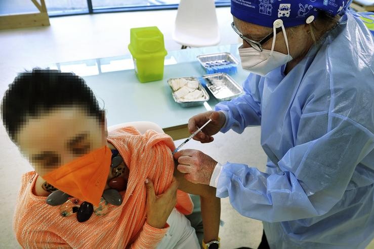 Unha muller recibe unha dose da vacina de AstraZeneca no Complexo Hospitalario Universitario de Ourense, a 27 de maio de 2021 