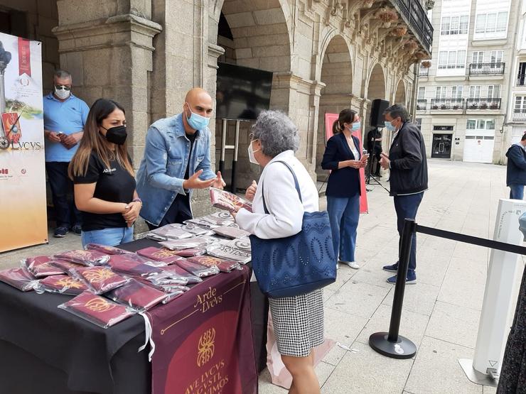 A alcaldesa de Lugo, Lara Méndez, reparte estandartes con motivo do Arde Lucus. / Europa Press