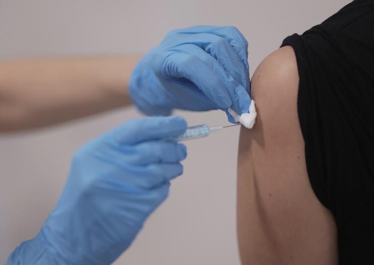 Unha persoa recibe unha dose da vacina contra a Covid-19 / Eduardo Parra - Europa Press.