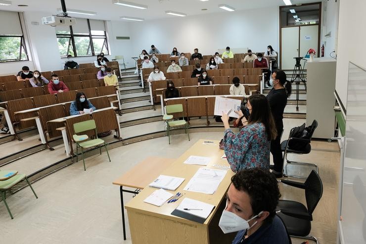 Unha examinadora mostra un dos exames de selectividade, antes de dar comezo a proba nunha aula da Facultade de Psicoloxía da Universidade de Santiago de Compostela 