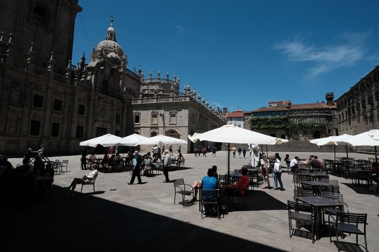 Varias persoas na terraza dun bar na Praza da Quintana, a 6 de xuño de 2021, en Santiago de Compostela. César Arxina - Europa Press 