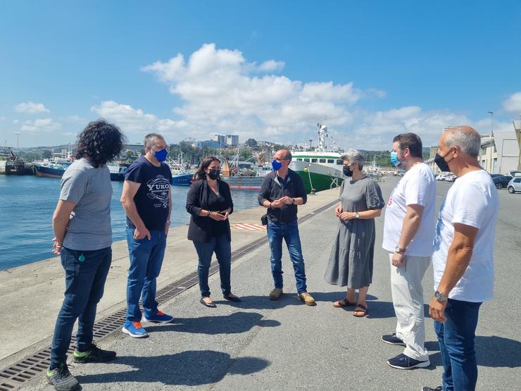 A portavoz do BNG en Europa, Ana Miranda, e a deputada autonómica Mercedes Queixas con representantes da Confraría da Coruña. BNG / Europa Press