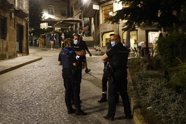 Varios axentes da Policía Local e do Corpo Nacional de Policía, en Ourense 