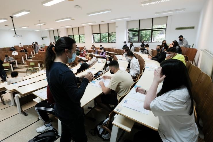 Arquivo - Varios estudantes, esperan para facer un exame nunha aula da Facultade de Psicoloxía da Universidade de Santiago de Compostela, o día do comezo dos exames de selectividade 2021, a 8 de xuño de 2021, en Santiago de Compostela, A Co. César Arxina - Europa Press - Arquivo 