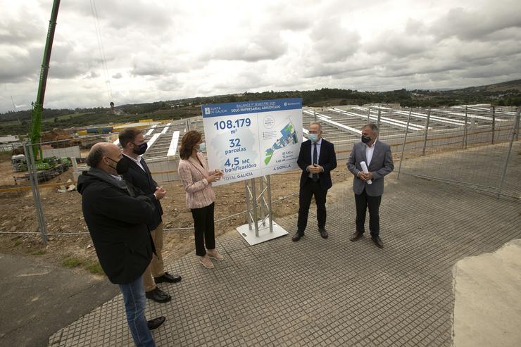 A conselleira de Medio Ambiente, Territorio e Vivenda, Anxos Vázquez, e o alcalde de Santiago, Xosé Sánchez Bugallo, visitan o parque empresarial da Sionlla. CONCHI PAZ