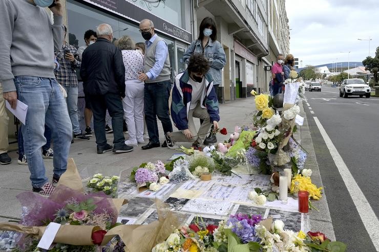 Un mozo pousa unha rosa no altar colocado na beirarrúa onde foi golpeado Samuel, o mozo asasinado na Coruña o pasado sábado 3 de xullo, a 6 de xullo de 2021, na Coruña, Galicia, (España). Familiares, amigos, e veciños organizaron este altar co. M. Dylan - Europa Press / Europa Press