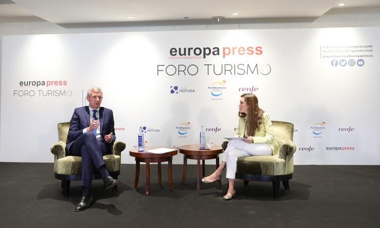 O Vicepresidente Primeiro da Xunta de Galicia, Alfonso Rueda (i), conversa xunto á directora de Desenvolvemento de Negocio de Europa Press, Candeas Martín de Cabiedes Arranz (d), no Foro Turismo de Europa Press. Marta Fernández Xara - Europa Press 