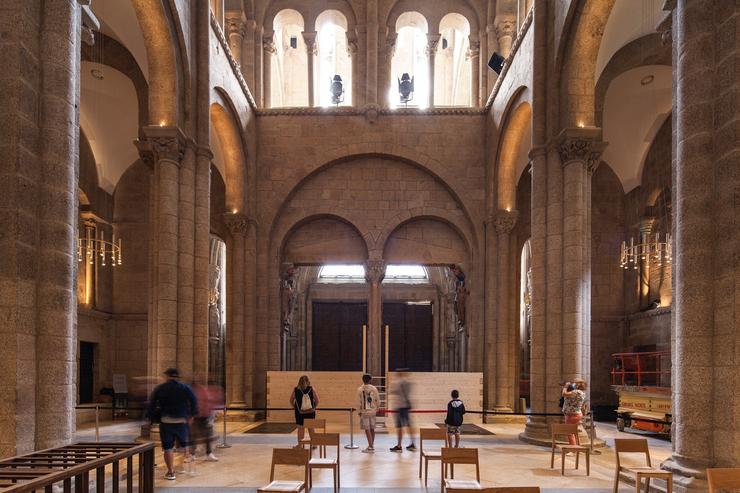 Cúpula de madeira que se retira do Pórtico da Gloria ao terminar as obras nas cubertas da Catedral de Santiago. CATEDRAL DE SANTIAGO / Europa Press
