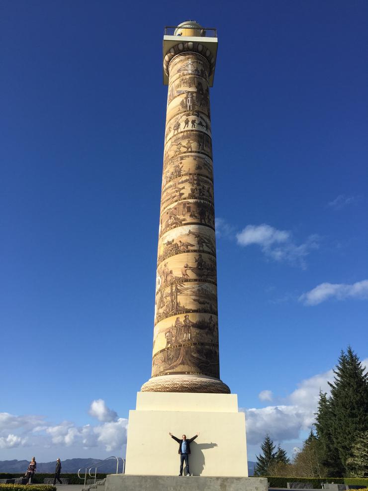 Baixo o poder totémico da Astoria Column en Oregón
