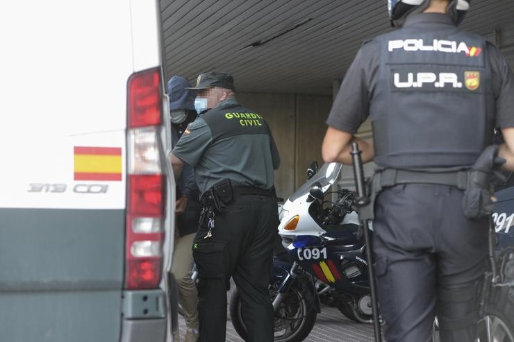 Un dos acusados como presuntos autores da malleira que causou a morte a Samuel Luiz sae do xulgado tras declarar como suposto autor do crime, a 9 de xullo de 2021, na Coruña.. M. Dylan - Europa Press / Europa Press