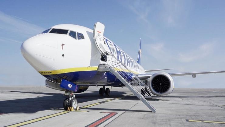 Avión da compañía irlandesa Ryanair na pista dun aeroporto 