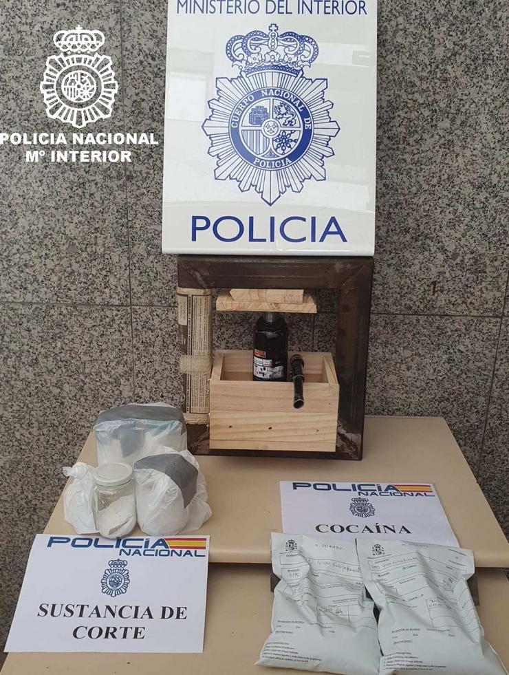 Efectos intervidos a un home en Ourense opr tráfico de drogas que facía de mula.. POLICÍA NACIONAL / Europa Press