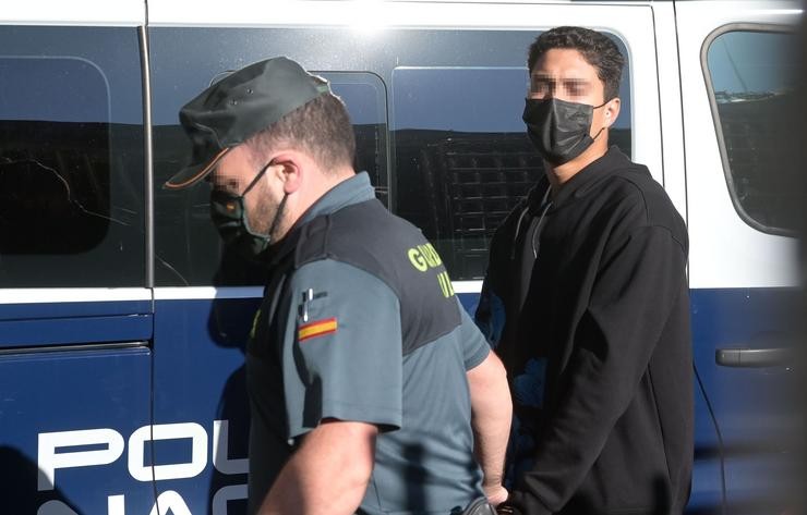 Un dos investigados pola morte de Samuel Luiz acode, esposado e acompañado de axentes, ao  Xulgado de Instrución número 8 da Coruña, a 16 de xullo de 2021.. M. Dylan - Europa Press