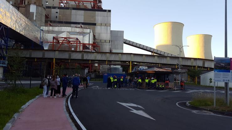 Traballadores de auxiliares e delegados sindicais cortan os accesos á térmica e á central de ciclo combinado nas Pontes.. SINDICATOS 