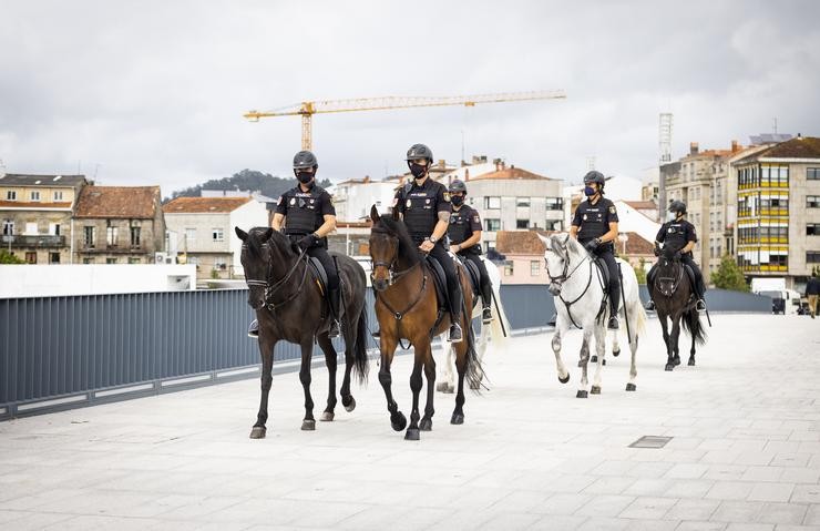 Axentes de Policía Nacional montan dacabalo como medida de seguridade dos peregrinos do Camiño de Santiago / Beatriz Ciscar - Europa Press