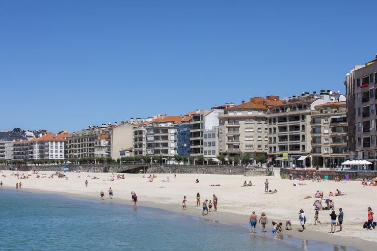 Arquivo - Varias persoas gozan da praia de Sanxenxo, a 4 de xuño de 2021, en Sanxenxo, Pontevedra, Galicia, (España). O aumento das temperaturas e a progresiva mellora da situación epidemiolóxica colaborou en que os galegos comecen. Beatriz Ciscar - Europa Press - Arquivo / Europa Press