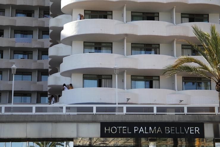 Dous mozos nun balcón do hotel Palma Bellver, onde estaban confinados 249 mozos que tiveron relación directa ou indirecta co brote dunha viaxe de estudos a Mallorca, a 30 de xuño de 2021, en Palma de Mallorca, Illas Baleares (España). O Xo. Isaac Buj - Europa Press