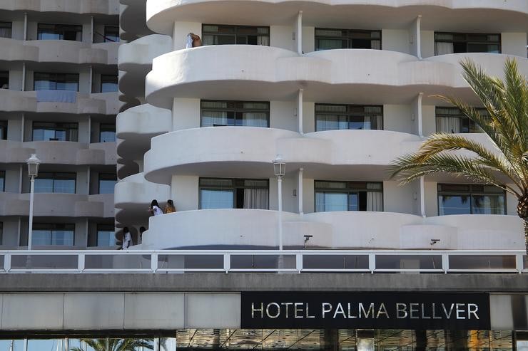 Dous mozos nun balcón do hotel Palma Bellver, onde estaban confinados 249 mozos que tiveron relación directa ou indirecta co brote dunha viaxe de estudos a Mallorca, a 30 de xuño de 2021, en Palma de Mallorca, Illas Baleares (España). O Xo. Isaac Buj - Europa Press 