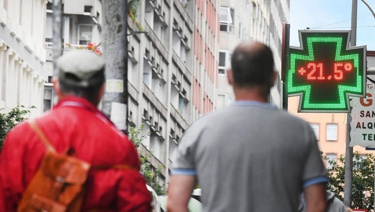 Imaxe do termómetro dunha farmacia indicado a temperatura do ambiente. USC 