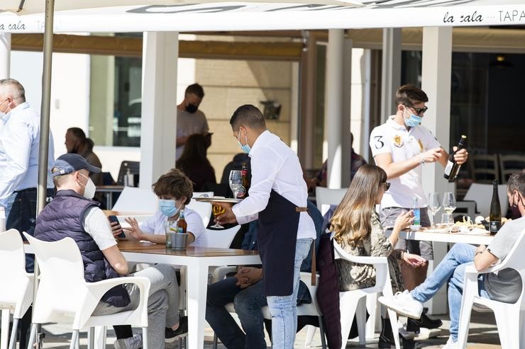 Arquivo - Varias persoas nunha terraza de Sanxenxo, en Pontevedra, Galicia (España), a 27 de marzo de 2021. O subcomité clínico mantén o nivel alto de restricións no concello de Sanxenxo, o que leva que a hostalaría só pode servir en l. Beatriz Ciscar - Europa Press - Arquivo