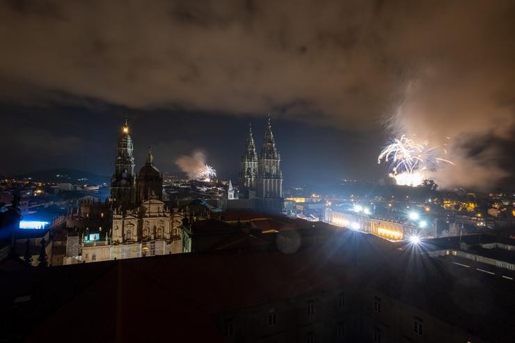 Lumes do Apostol lanzados pola celebración do Día de Galicia en Santiago de Compostela, A Coruña (Galicia), a 24 de xullo de 2021. César Arxina - Europa Press / Europa Press