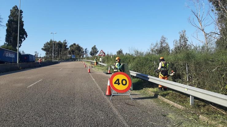 Labores de limpeza en estradas autonómicas. XUNTA 