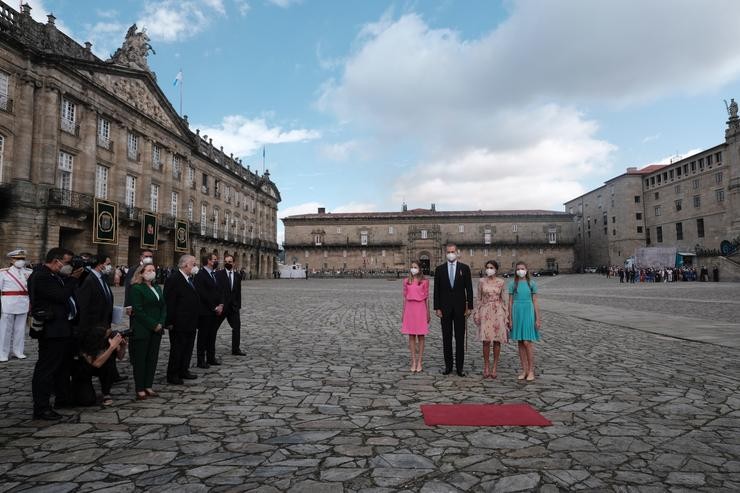 A vicepresidenta primeira do Goberno e ministra de Asuntos Económicos e Transformación Dixital, Nadia Calviño (2e); o ex presidente da Xunta de Galicia, Alberto Núñez Feijóo (5e); a princesa de Asturias (4d); o rei Felipe I  (3d); a raíña Letizia  /  César Arxina - Europa Press / Europa Press