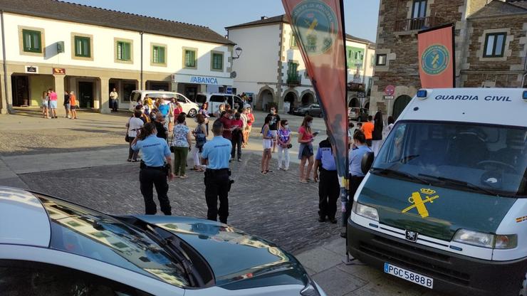 Axentes da Garda Civil patrullan o Camiño.