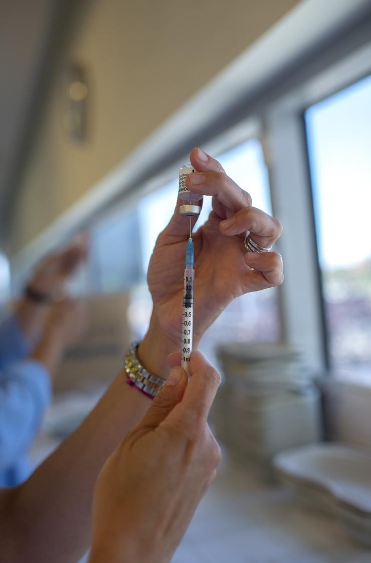 Unha enfermeira sostén unha vacina contra o Covid-19. Alberto Ortega - Europa Press / Europa Press