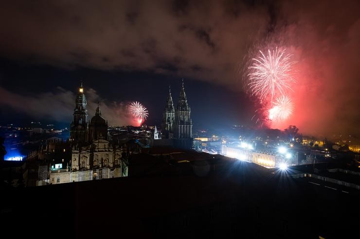 Lumes do Apostol lanzados pola celebración do Día de Galicia a 24 de xullo de 2021, en Santiago de Compostela, A Coruña (Galicia).. César Arxina - Europa Press / Europa Press