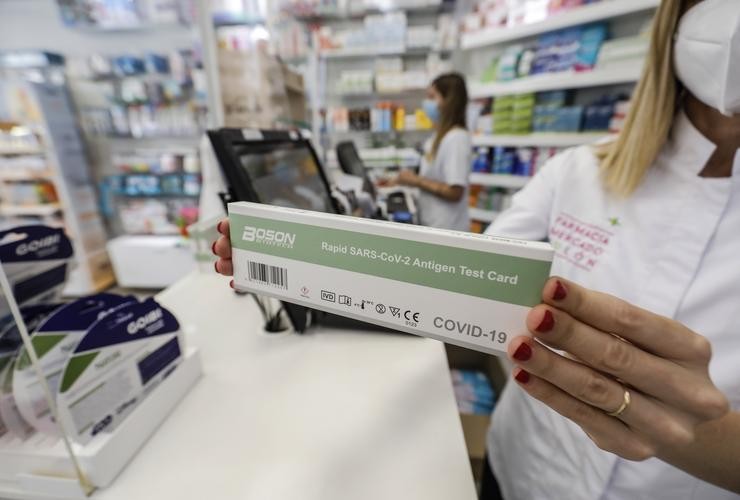 Unha caixa con test de antíxenos contra a COVID-19 nunha farmacia.. Rober Solsona - Europa Press