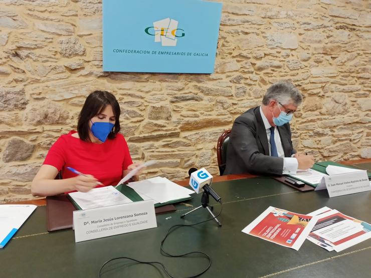 A conselleira de Emprego e Igualdade, María Jesús Lorenzana, asinan co presidente da Confederación de Empresarios de Galicia (CEG), Juan Manuel Vieites, un acordo para a celebración dun congreso sobre emprendimiento feminino 