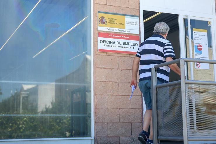 Unha persoa entra a unha oficina do SEPE (antigo INEM), o día no que se coñeceron os datos de paro de xuño, a 2 de xullo de 2021, en Madrid (España).. Ricardo Rubio - Europa Press