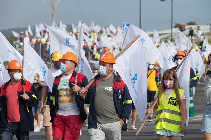 Traballadores de Alcoa maniféstanse para defender o futuro da fábrica de aluminio en San Cibrao, a 19 de xullo de 2021, en San Cibrao, Cervo Lugo, Galicia (España). A xuízo do comité de empresa, a reunión do pasado xoves 15 de xullo a reunión d. César Arxina - Europa Press 