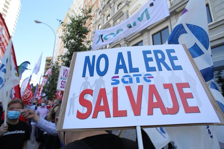 Arquivo - Un traballador de CaixaBank sostén unha pancarta onde se pode ler 'Non ao ERE salvaxe' durante o paro parcial convocado para protestar polo ERE da entidade financeira, a 7 de xuño de 2021, en Madrid, (España). Convocado por CCOO, traballa. Cézaro De Luca - Europa Press - Arquivo 