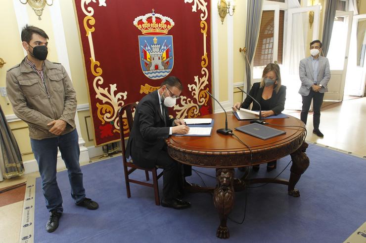 A conselleira de Política Social co alcalde de Ferrol.. XUNTA / Europa Press