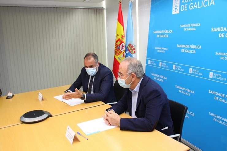 Reunión do conselleiro de Sanidade, Xullo García Comesaña, e o alcalde de Santiago, Xosé Sánchez Bugallo.. XUNTA 