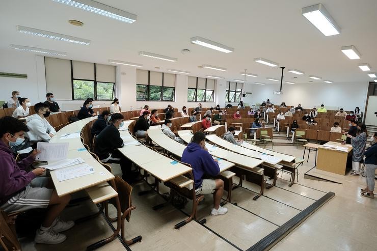 Varios estudantes, esperan para facer un exame nunha aula da Facultade de Psicoloxía / César Argina - Europa Press 